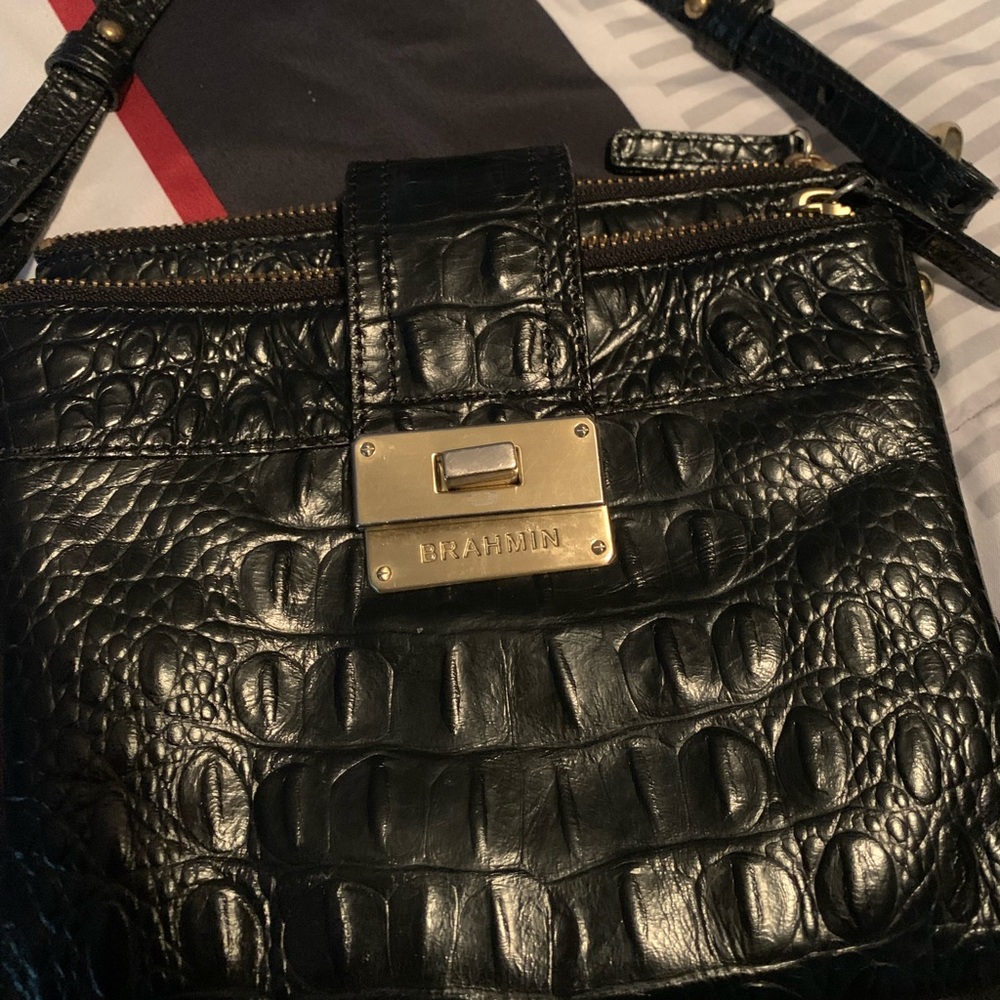 Brahmin bag. Excellent condition. Gold metal hardware. Stylish crossbody bag